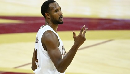 yl7703永利-持续输出！莫布里转身强攻打成2+1 半节独得11分战平国王全队