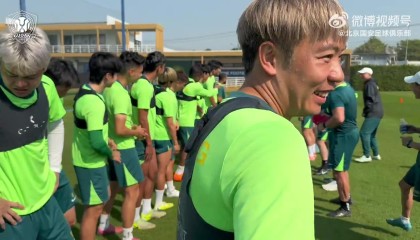 笑容满面！国安新援中卫拉莫斯到队，队友列队欢迎